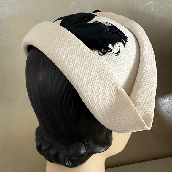 AMAZING 1950s\' OFF WHITE FABRIC CAP WITH BLACK FEATHER & VELOUR/PEARL TRIM main image 5